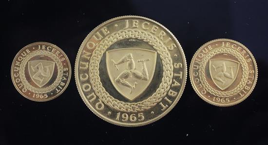 An Isle of Man Bi-Centenary proof gold three-coin set, 1965 52.1g (total)